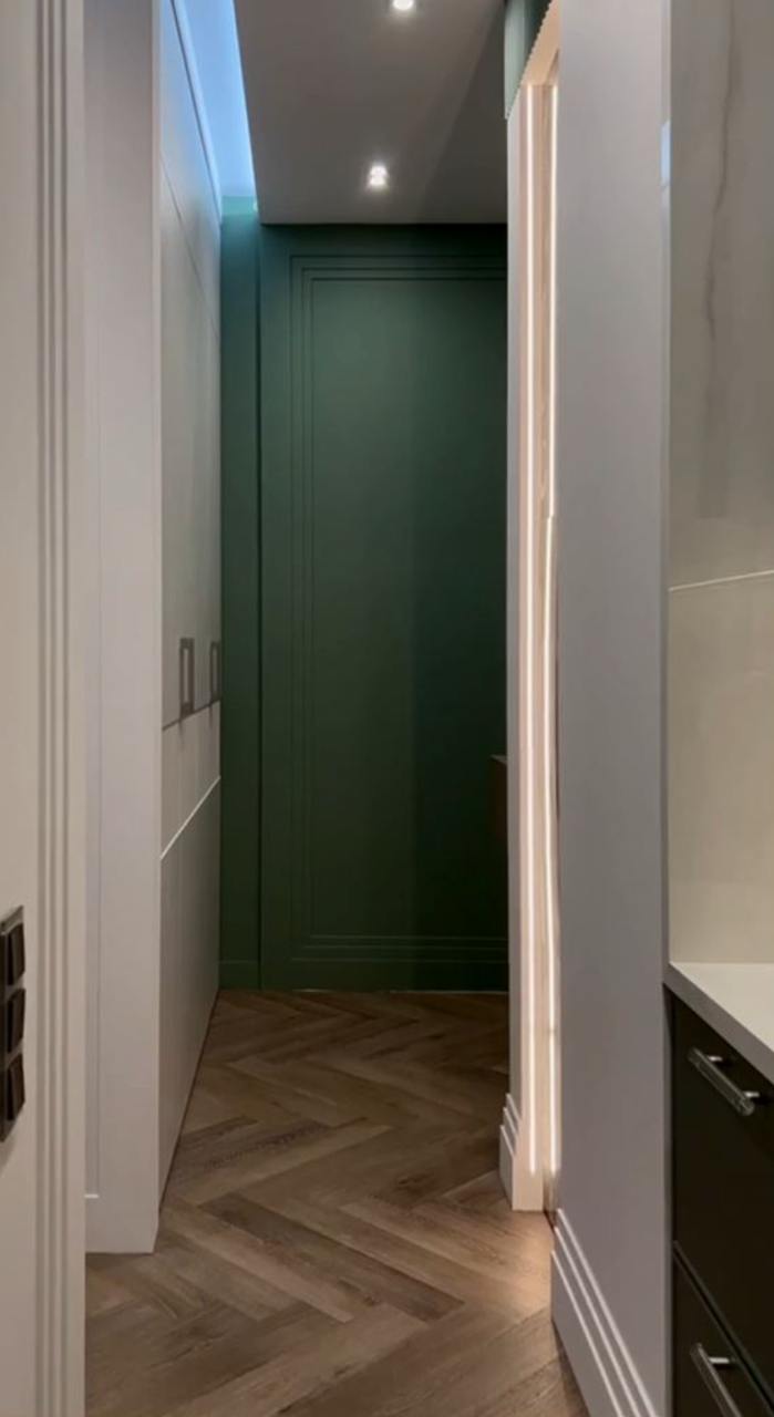 Кварцвиниловый SPC ламинат Vinilam Parquet Herringbone Венецианский Паркет IS11199 венгерская елка 720×120×6,5 фото в интерьере